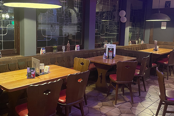 Kalles Bierstation Daun - Sitzbänke vorderes Gasthaus